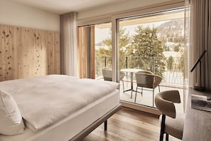 Caja de seguridad en la habitación y escritorio