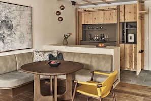 Caja de seguridad en la habitación y escritorio