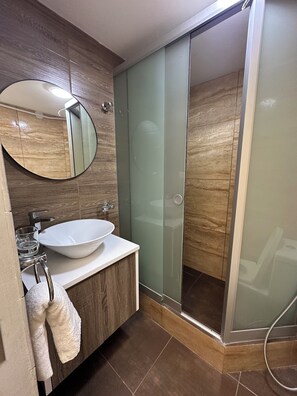 Secadora de cabello, toallas, jabón, papel de baño 