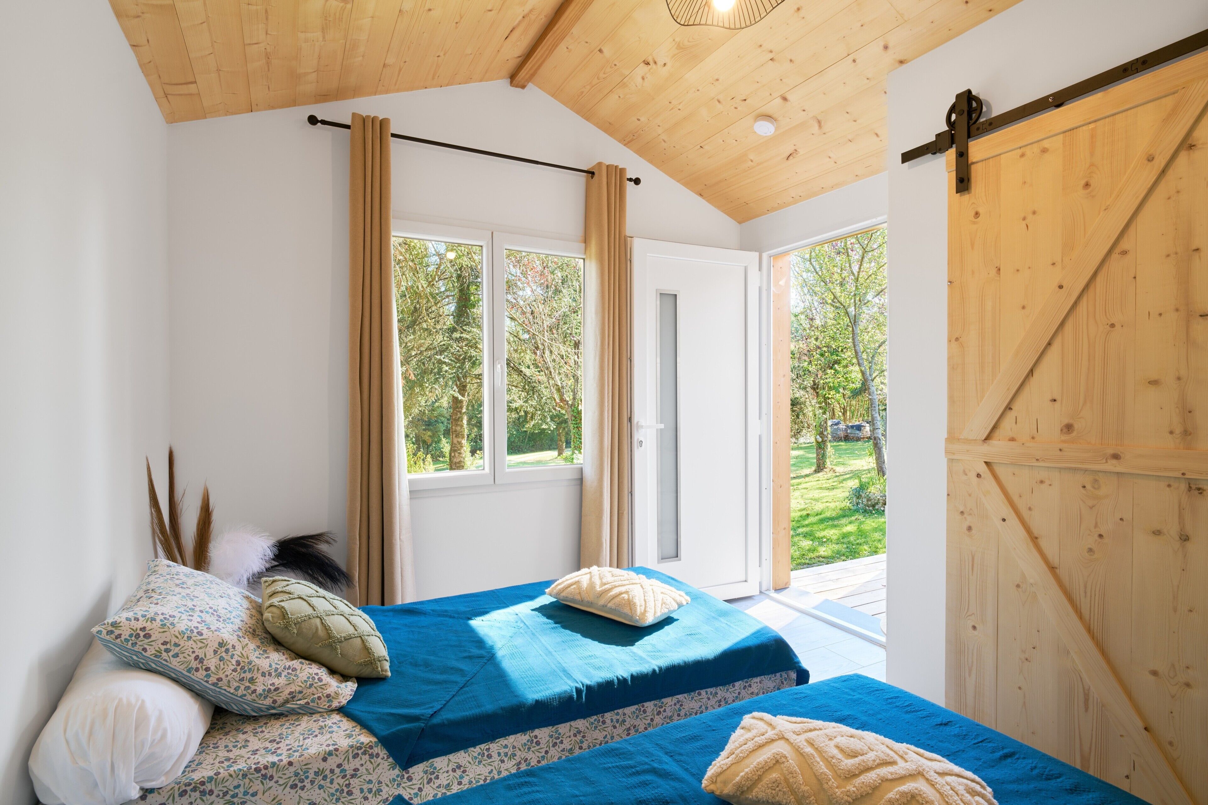 1 bedroom, bed sheets