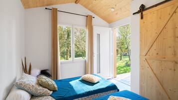 1 bedroom, bed sheets