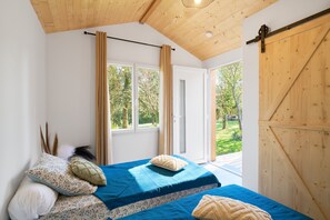 1 bedroom, bed sheets