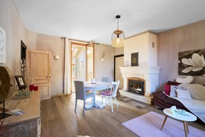 Interior - Gite À L'Envol with Private Terrace and Shared Garden (Bassillac et Auberoche)