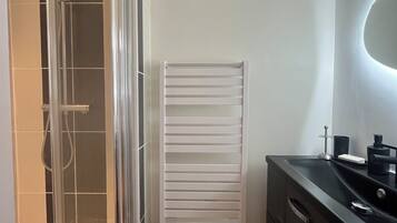 Een douche, een haardroger, handdoeken, toiletpapier