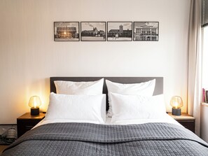 1 soverom, skrivebord, strykejern/-brett og reiseseng for barn