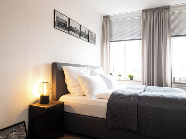 1 habitación, escritorio, tabla de planchar con plancha y cuna de viaje