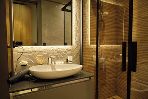 Regadera, secadora de cabello, bidet, toallas 