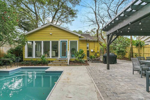 Pool House Oasis - Home for 6