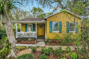 Exterior - Pool House Oasis - Home for 6 (Tampa)