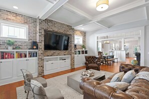 TV, offices - Sunset Bungalow with hot tub - 6ppl (Tampa)