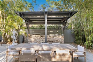 Outdoor dining - Sunset Bungalow with hot tub - 6ppl (Tampa)