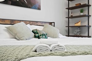 3 bedrooms, desk, WiFi, bed sheets