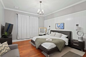 3 bedrooms, desk, WiFi, bed sheets - Sunset Bungalow with hot tub - 6ppl (Tampa)