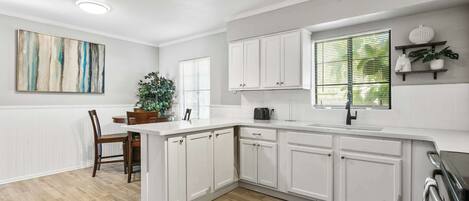 Frigorífico, microondas, horno y placa de cocina