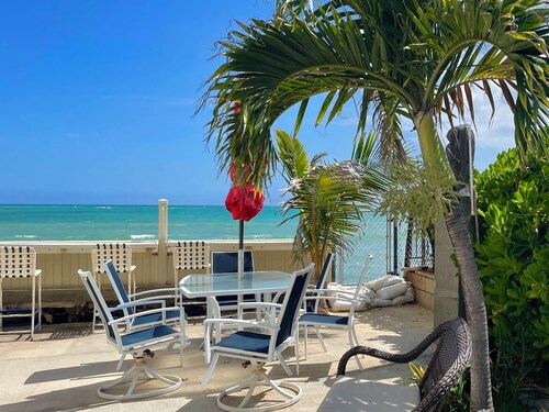 2-bedroom cottage, steps from the ocean, AC, parking