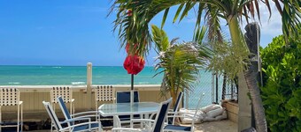 2-bedroom cottage, steps from the ocean, AC, parking