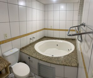 Poreamme, hiustenkuivaaja, pyyhkeet, vessapaperi