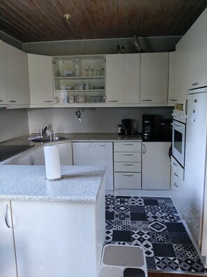 Mikrobølgeovn, ovn, kokeplater og oppvaskmaskin