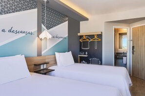 Superior-huone, 2 yhden hengen sänkyä | Työpöytä, kannettavalle tietokoneelle sopiva työtila, ilmainen Wi-Fi