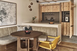 Kjøleskap, ovn, kokeplater og oppvaskmaskin