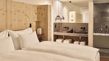 Appartement | Een kluis op de kamer, een bureau, een laptopwerkplek, gratis wifi