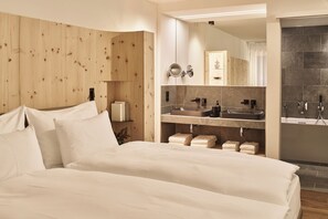 Apartament | Caixa forta a l'habitació i escriptori 