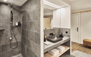 Bañera y ducha independientes, artículos de tocador gratuitos