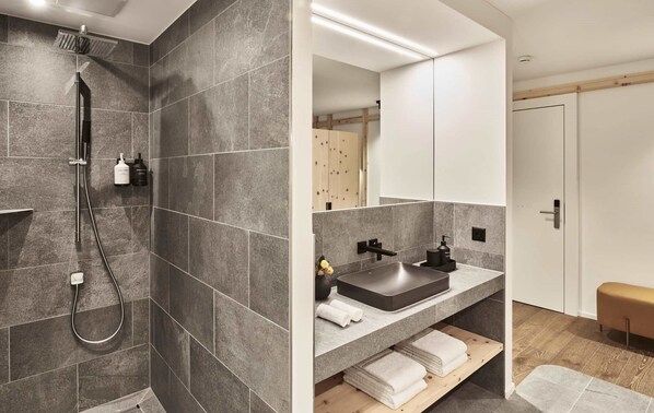 Separate tub and shower, free toiletries, hair dryer, towels - Laudinella Apartments (St. Moritz)
