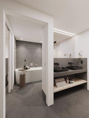 Een aparte badkuip en douche, gratis toiletartikelen, een haardroger