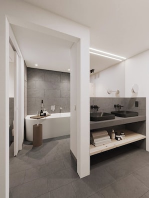 Een aparte badkuip en douche, gratis toiletartikelen, een haardroger