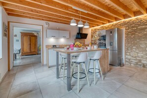 Fridge, microwave, oven, stovetop - Holiday Home 'Les Echaunes' with Private Terrace, Wi-Fi and Air Conditioning (Caraman)