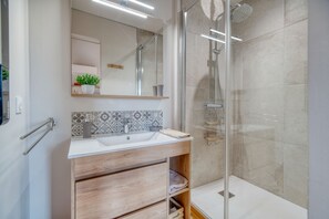 Dusche, kostenlose Toilettenartikel, Haartrockner, Handtücher