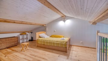 4 bedrooms, iron/ironing board, WiFi, bed sheets