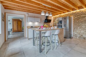 Fridge, microwave, oven, stovetop - Holiday Home 'Les Echaunes' with Private Terrace, Wi-Fi and Air Conditioning (Caraman)