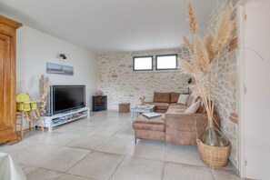 TV, stereo - Holiday Home 'Les Echaunes' with Private Terrace, Wi-Fi and Air Conditioning (Caraman)