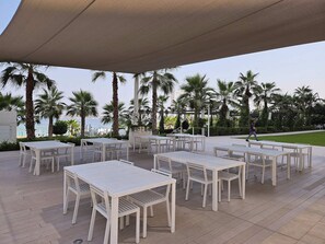Outdoor dining - Beach, Please! Stylish 1-Bedroom Stay with Private Beach Access – JBR Dubai (Dubai)