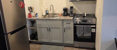 Réfrigérateur, micro-ondes, four, plaque de cuisson