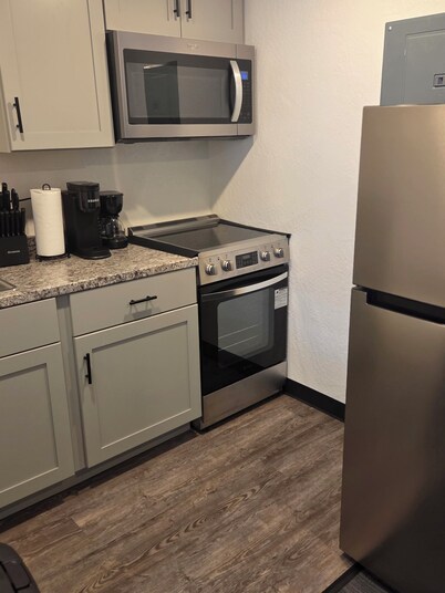 Looking for a quiet, cozy escape in the heart of historic Green River, WY? Our 1 bed / 1 bath Airbnb offers the perfect blend of charm and comfort — just steps away from the scenic beauty and local history that make this town so special.