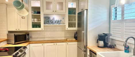 Refrigerador, microondas, placa de cocina, lavavajillas