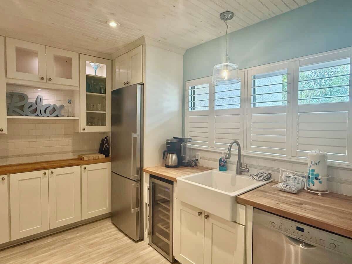 Fridge, microwave, stovetop, dishwasher