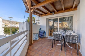 Outdoor dining - Apartment 'Brisa y Mar' with Shared Pool, Private Terrace and Wi-Fi (Calahonda)