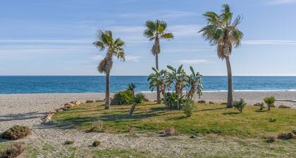 Apartment 'Brisa y Mar' mit Gemeinschaftspool, privater Terrasse und WLAN