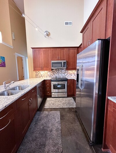 Luxuriously furnished 2BD Loft - walking distance from Duke University Hospital