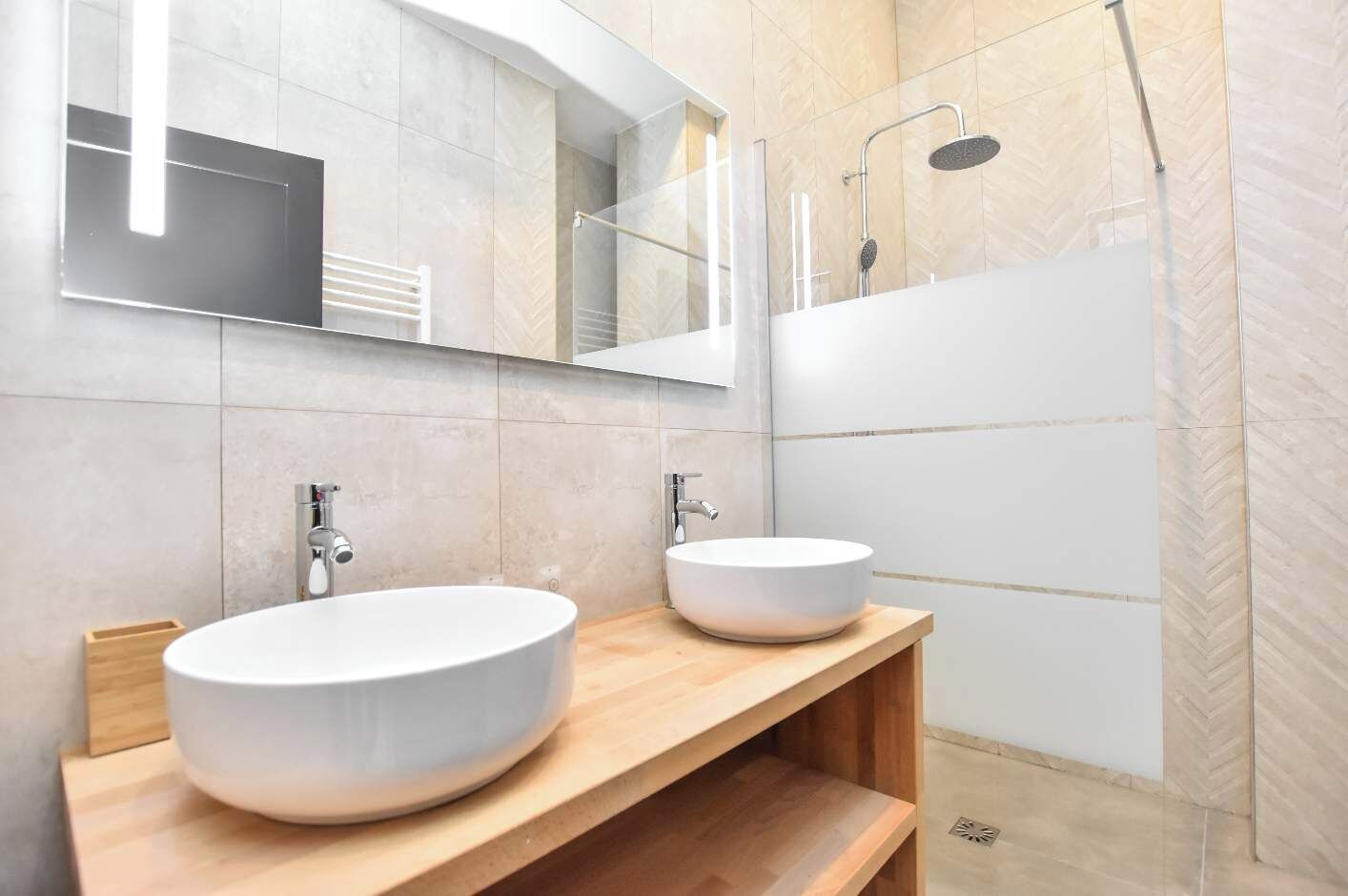 Dusche, kostenlose Toilettenartikel, Haartrockner, Handtücher