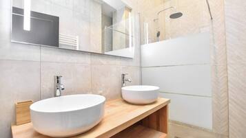 Dusche, kostenlose Toilettenartikel, Haartrockner, Handtücher