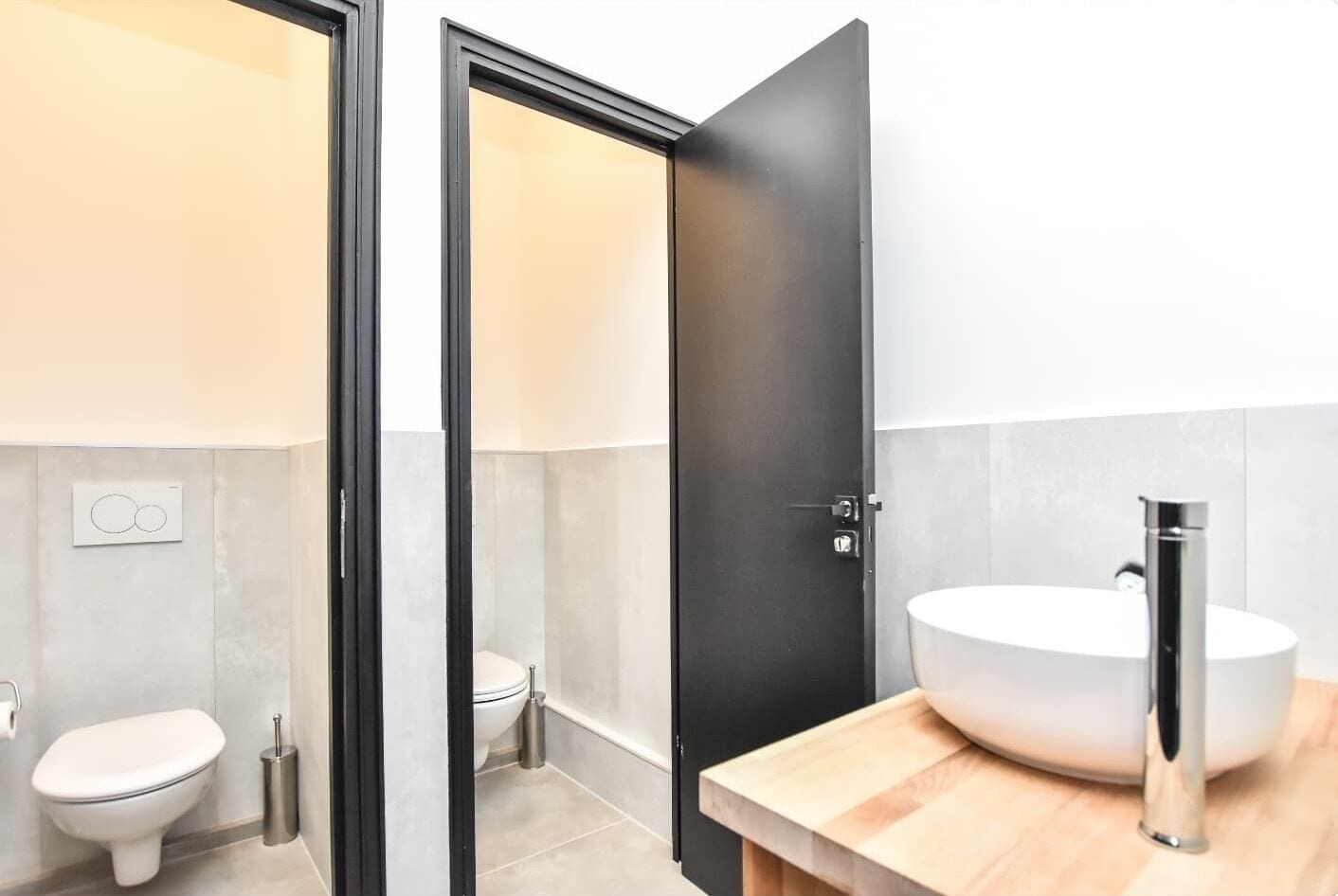 Een douche, een haardroger, handdoeken