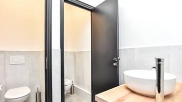 Een douche, een haardroger, handdoeken