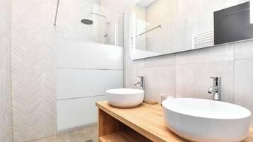 Dusche, Haartrockner, HandtĂŒcher