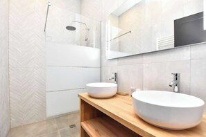 Shower, hair dryer, towels