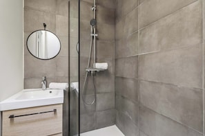 Shower, hair dryer, towels